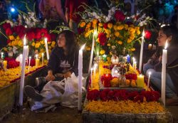 cemetery during dia de los muertos